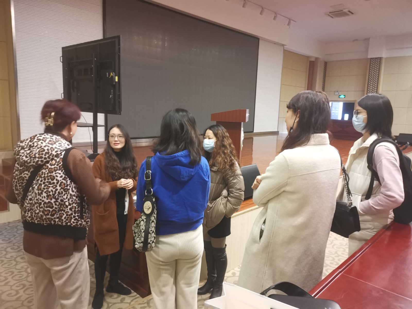 会后研讨.jpg 会后研讨.jpg