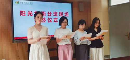 班主任查看抽签名单.jpg