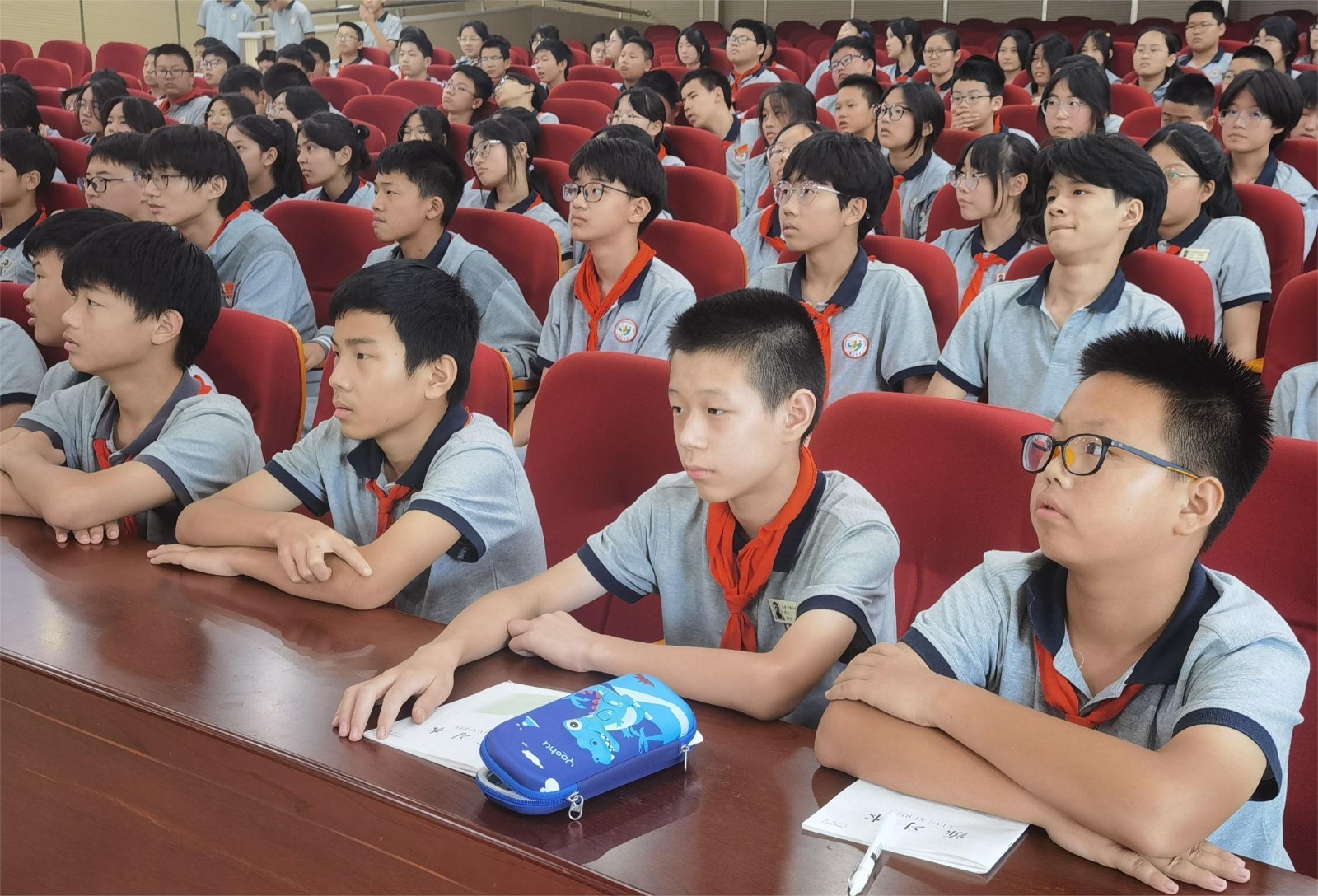 学生听讲照片.jpg