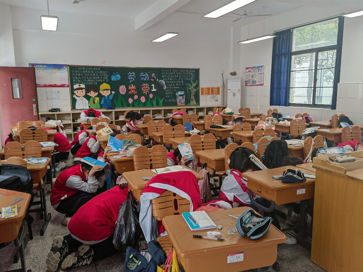 【安全伯乐】南京市伯乐中学开展5.12防灾减灾安全教育活动_html_m50820831.jpg