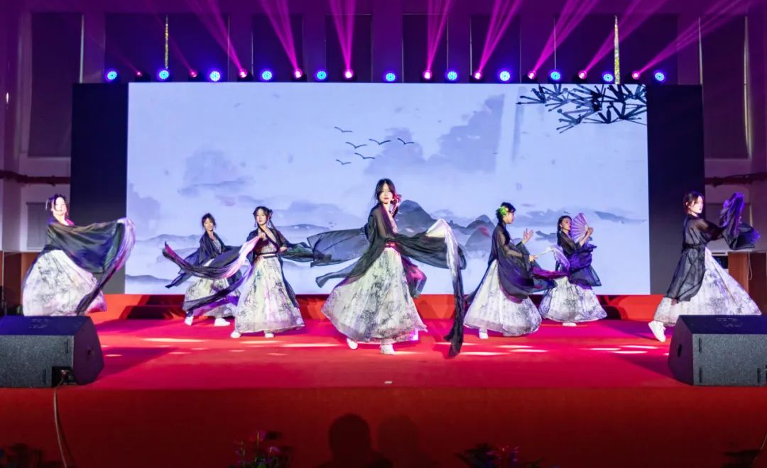 三大篇章绘就青春模样！南京新港中等专业学校元旦汇演太震撼！_html_1fca702c.jpg