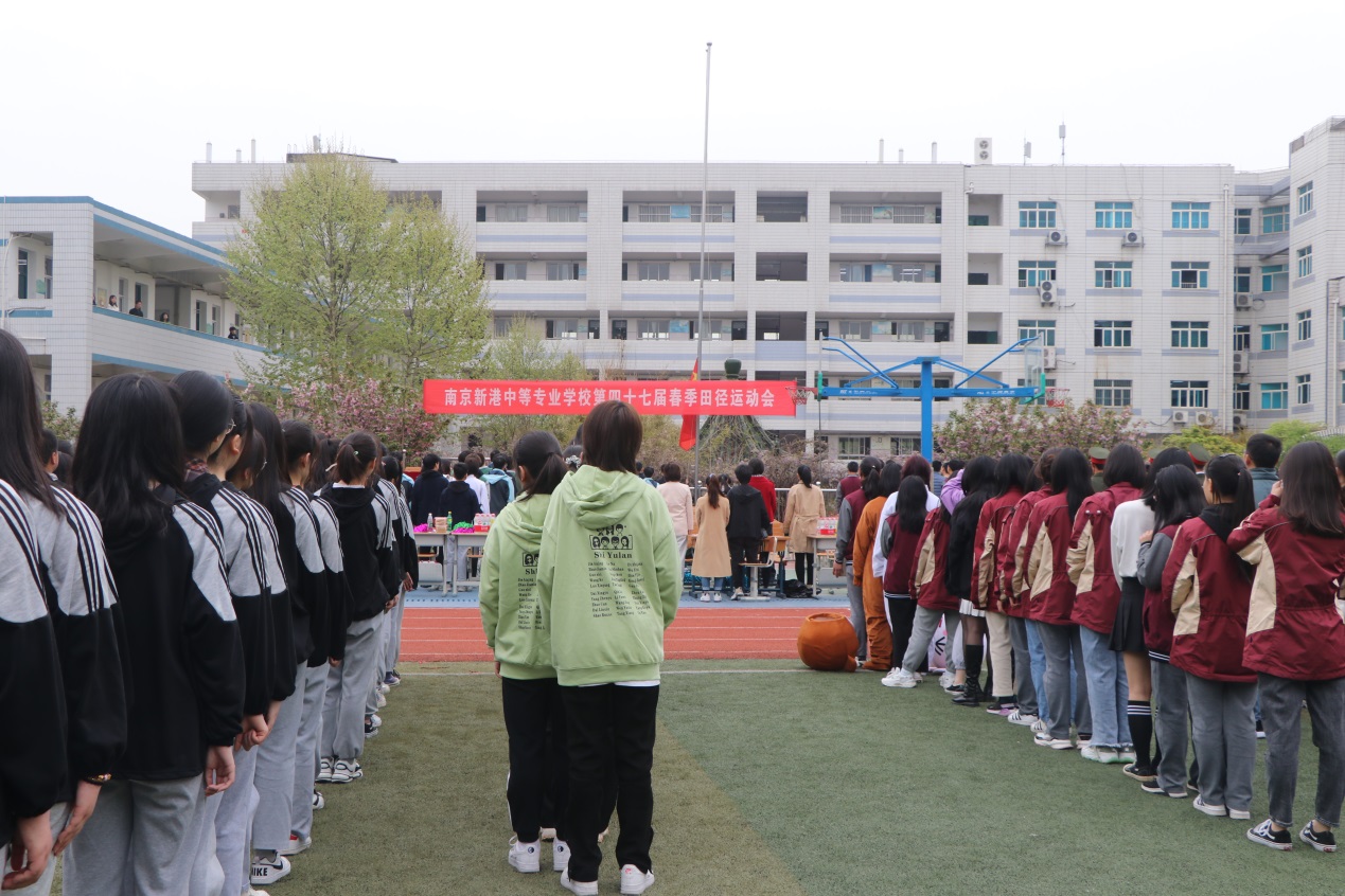 5月13日  新港中专 四十七届春季运动会_html_m27e9f1dd.jpg