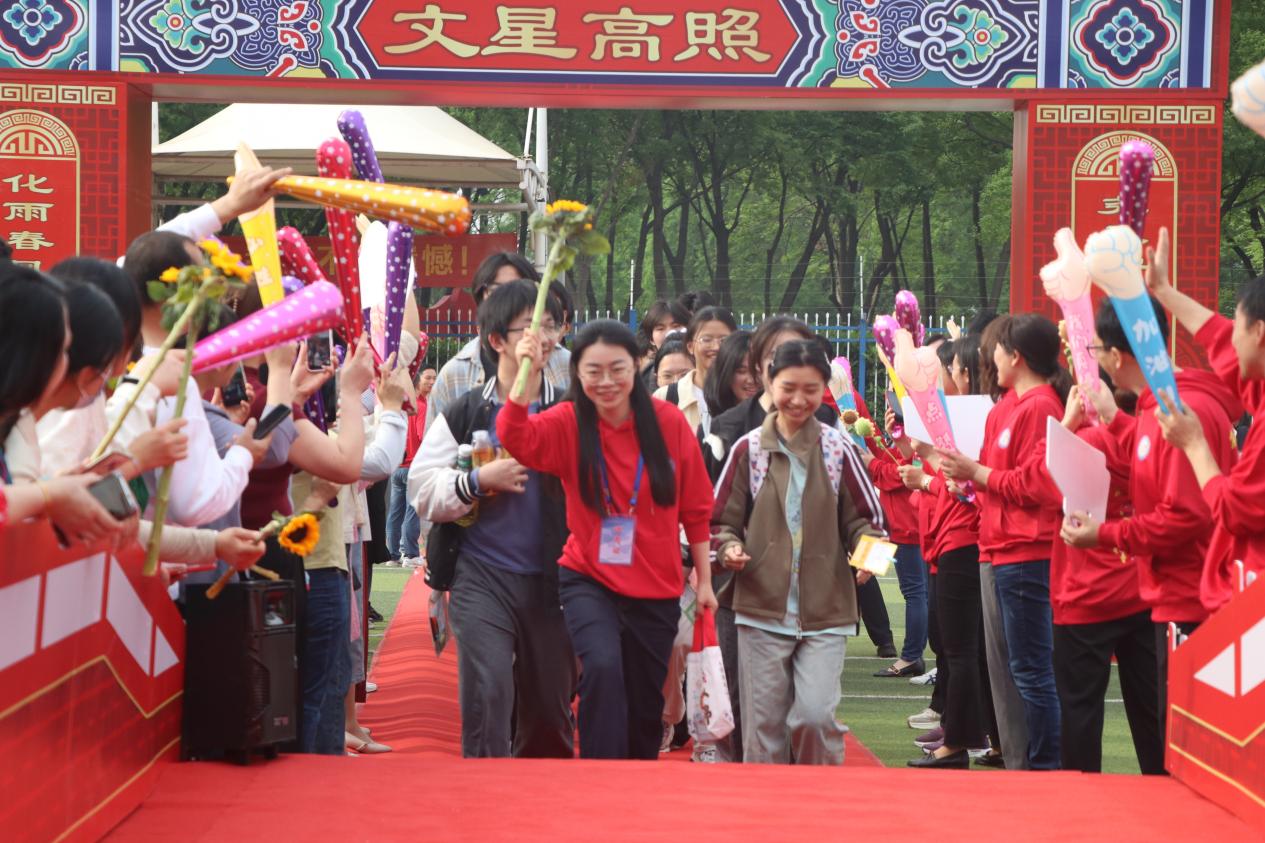 4月19日 南京新港中专举行职教高考出征仪式  685名学子壮志出征_html_2906b9d6.jpg