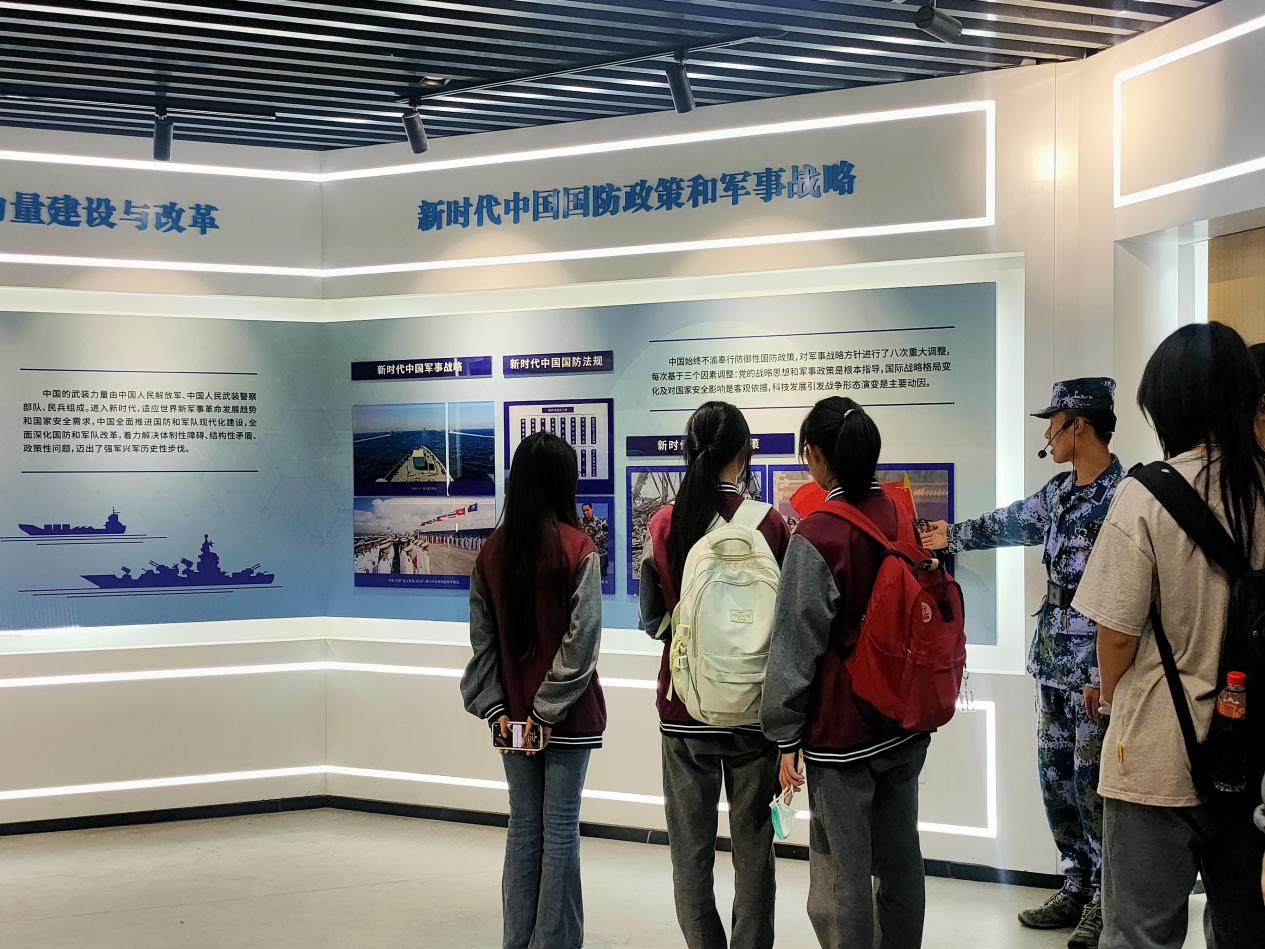 5月21日 栖霞行知行通讯稿   学生到南京信息职业技术学院国防教育馆参观学习_html_m2189d177.jpg