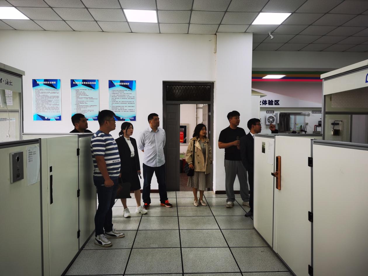 4月20日 （江西井冈山应用科技学校）兄弟学校真诚来访 交流学习共同进步（4.19）_html_3adbb0e6.jpg