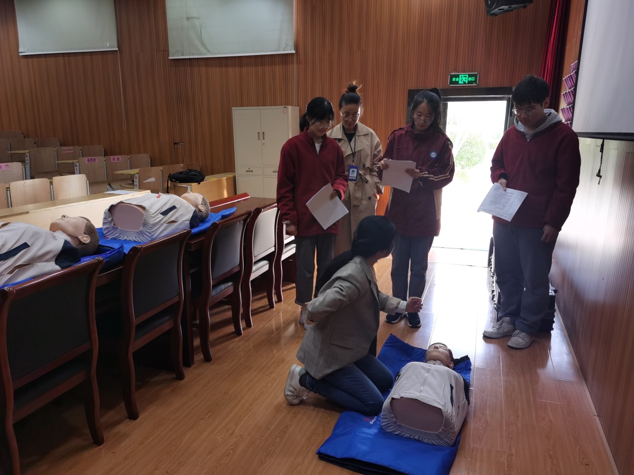 10月29日 学心肺急救技能，为生命保驾护航_html_m34b63f4e.jpg