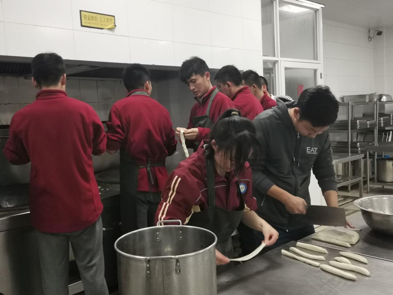 享美味“食”光，解最深乡愁-21物联网青海班开展学生制作家乡美食活动_html_112c37a0.jpg