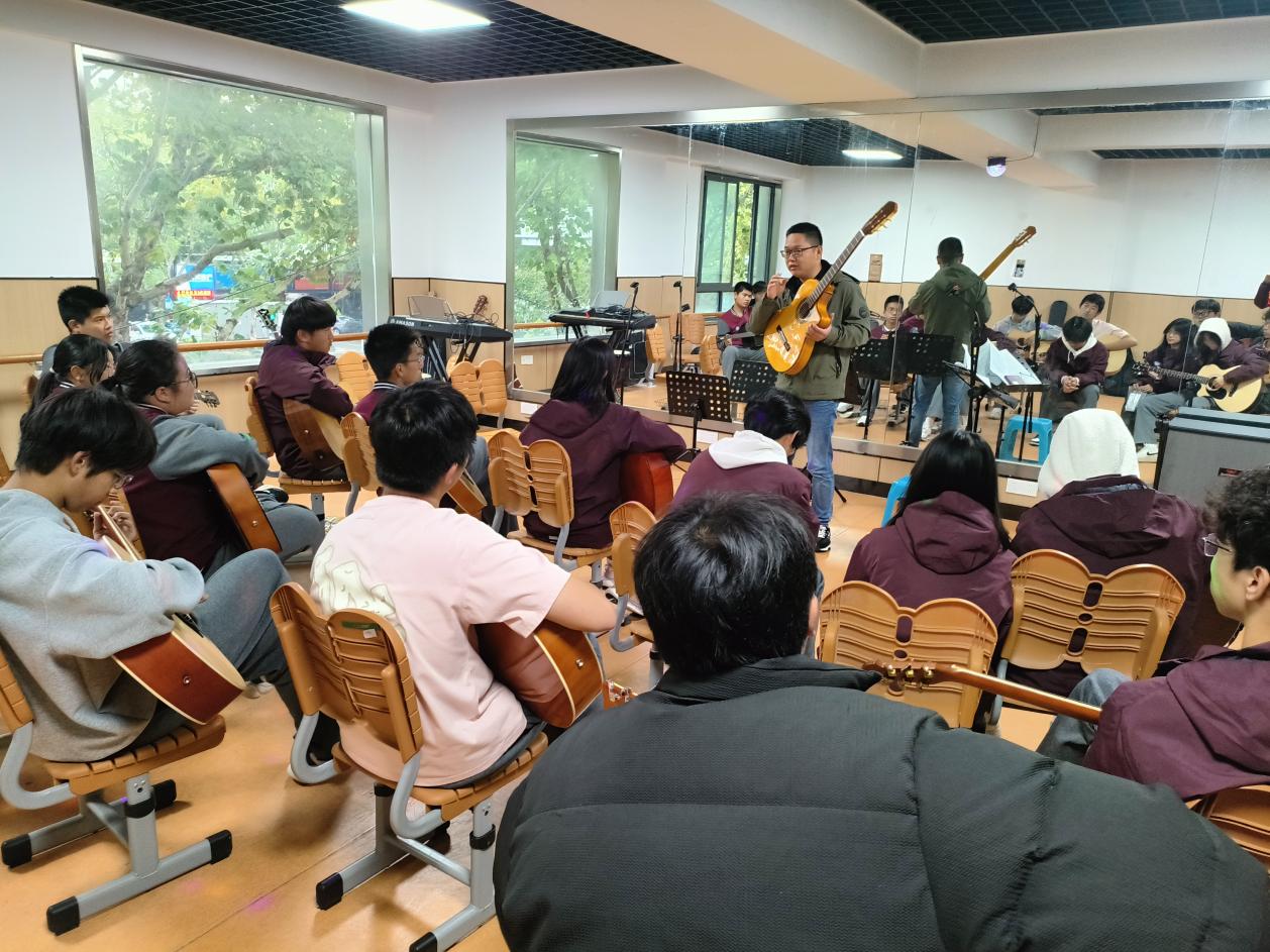 缤纷社团展风采，活力校园绽光芒_html_50e78176.jpg