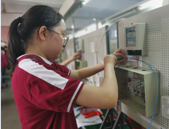 精于技能，匠心筑梦——新港中专校机电工程系电子技能节成功举行_html_53f4cf4b.png