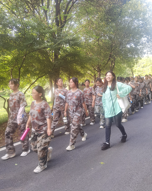 青春心向党，铁血铸军魂_html_49030f01.png