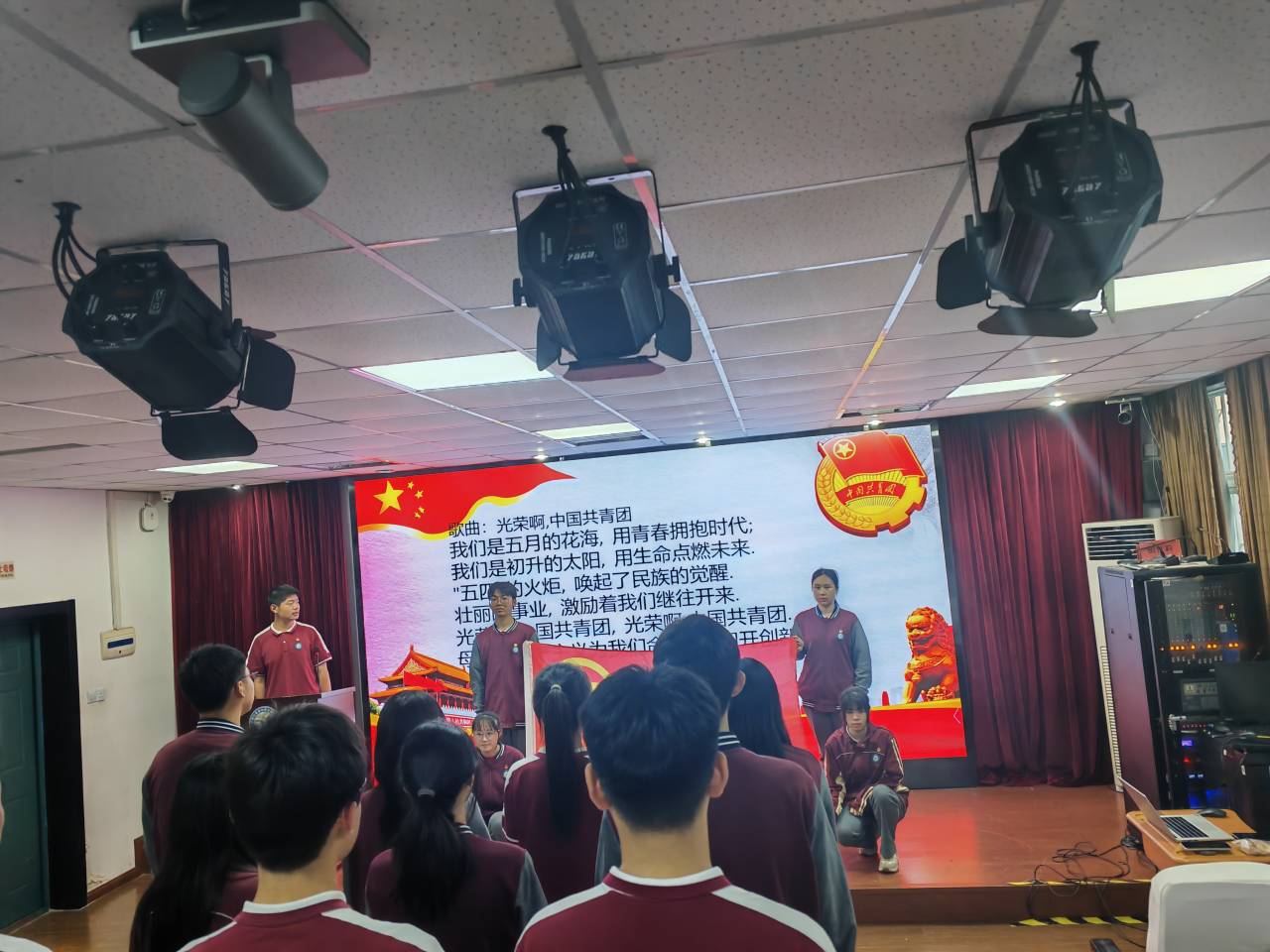 青春献祖国，永远跟党走——记新港中专校新团员入团仪式_html_9ce4eed.jpg