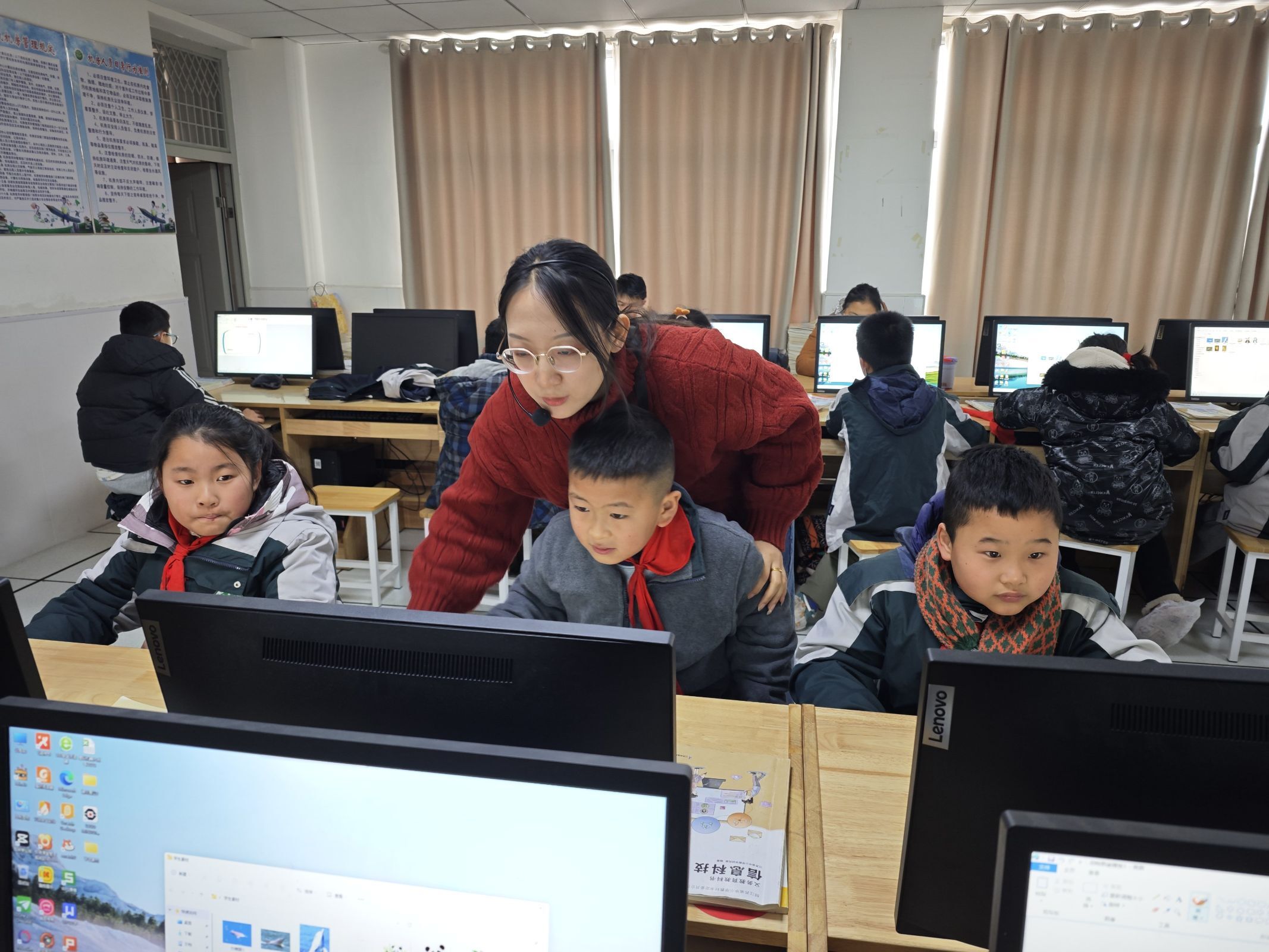 聚焦素养提升 共研课堂创新”--龙潭中心小学信息科技组第四次集体备课活动报道_html_5c7245a2.jpg
