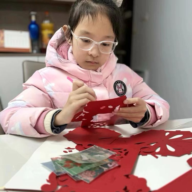 2025.2.12巧手花灯闹元宵 传统文化润童心——龙潭中心小学开展“我们的节日&middot;元宵”主题活动_html_46789c39.jpg