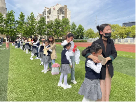 【灵美龙小·江畔】劳动促进成长，感恩成就未来——龙潭中心小学江畔人家分校三年级开展十岁成长仪式_html_m7a9ca001.png
