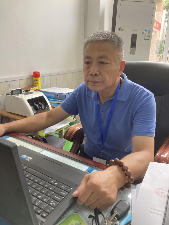曹当荣榜样教师_html_67cd8201.jpg