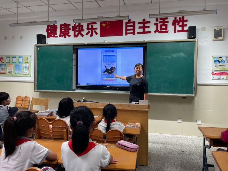【灵美龙小】家校共育 携手同行——龙潭中心小学校外劳动辅导员进校园活动_html_3c95b942.jpg
