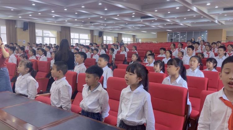 【灵美龙小·少先队】红领巾爱祖国——龙潭中心小学（本部）一年级分批入队_html_b0e7040.jpg
