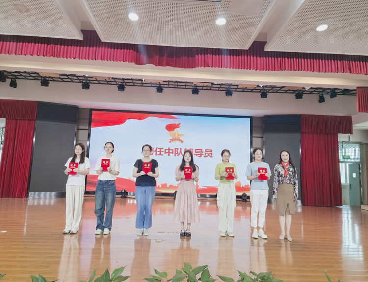 【灵美龙小·少先队】红领巾爱祖国——龙潭中心小学（本部）一年级分批入队_html_7a47852f.jpg