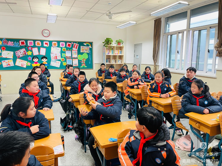 扬眉“兔”气新学期，大展宏“图”向未来 龙潭中心小学龙岸花园校区2023春季开学典礼报道_html_m2ec56337.jpg
