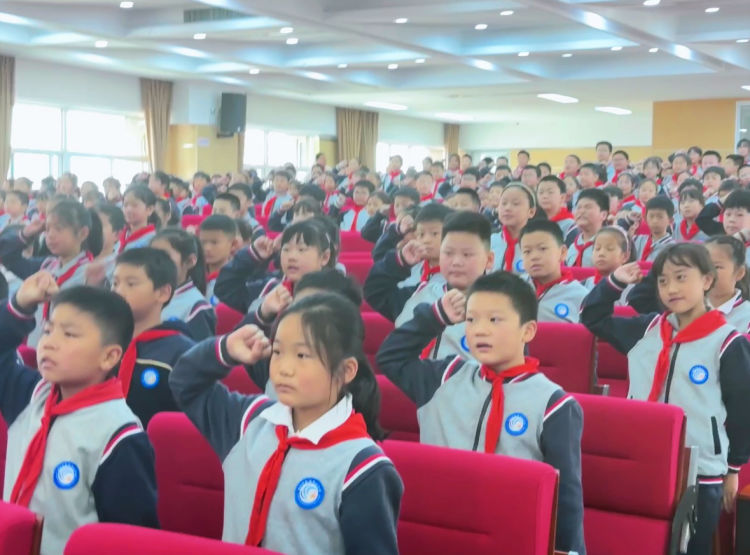 【灵美龙小】筑梦新时代 争做好队员—龙潭中心小学召开第五次少先队代表大会员_html_22cb7fe4.jpg