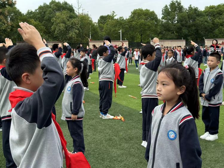 【灵美龙小】争做新时代好队员—龙潭中心小学举行2022级第二批入队仪式_html_m252b8278.jpg