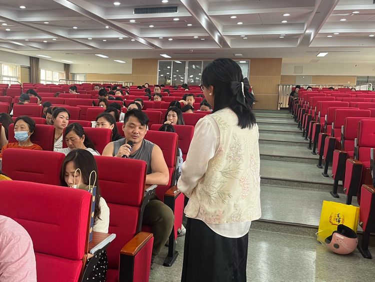 2025.5.15用心守护，做孩子温馨的港湾——龙潭中心小学开展第14期家长学堂活动_html_6bed5f27.jpg