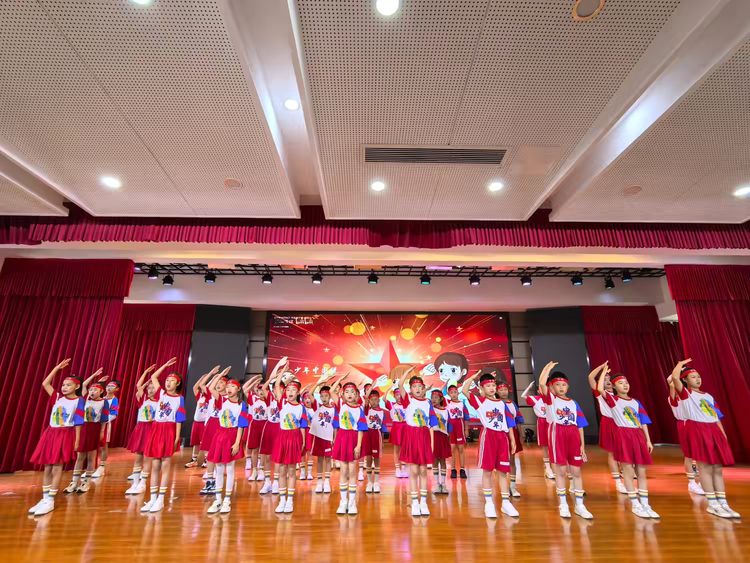 2025.5.22少年凌云志 不负好“拾”光——龙潭中心小学举行三年级十岁成长仪式_html_25687e7a.jpg