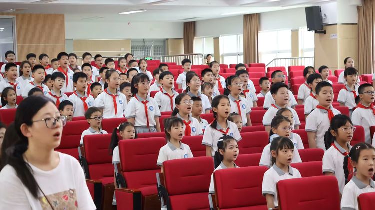 2025.5.30牢记党的教导 争做强国少年——龙潭中心小学举行一年级分批入队仪式_html_m5bd14355.jpg