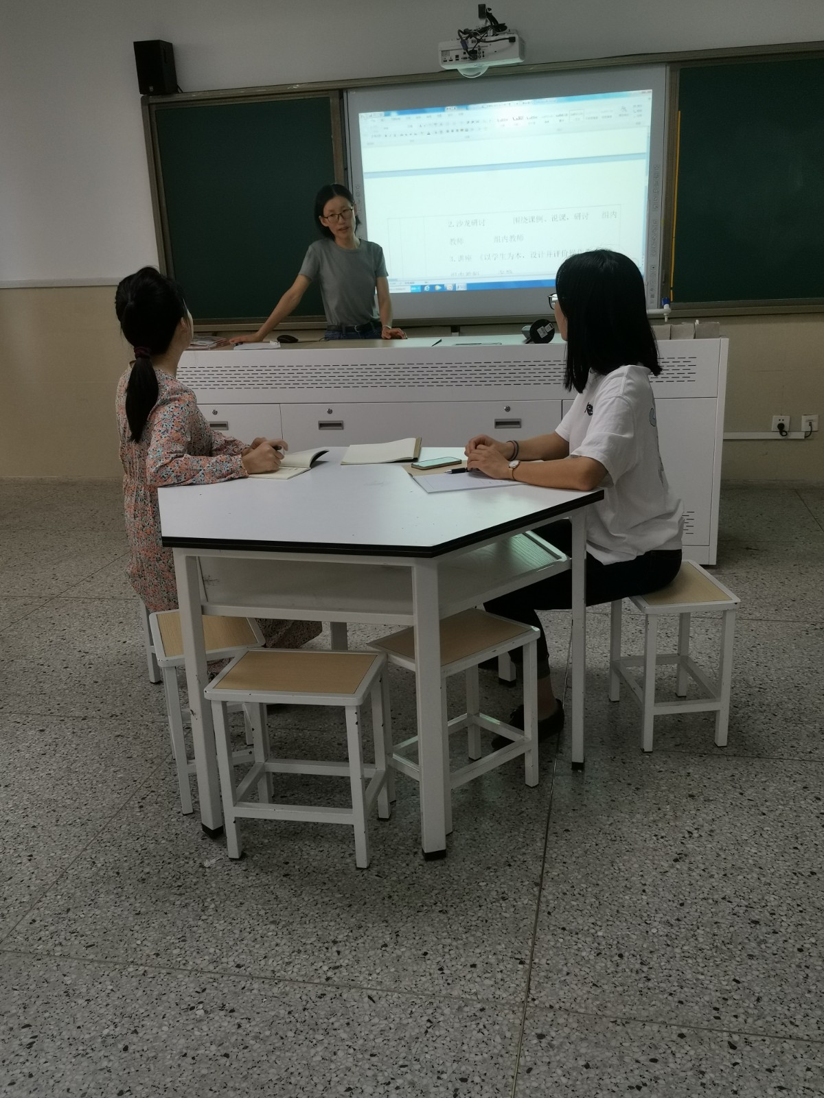 【灵美龙小】以研促教，让校本教研落到实处