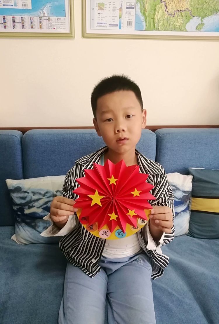 【江畔先锋·团队活动】学习党的二十大，童心筑梦迎国庆——龙潭中心小学江畔人家分校开展国庆节主题系列活动_html_21bda095.jpg