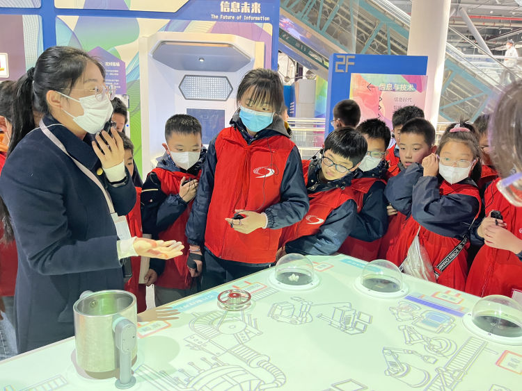 【江畔先锋·团队活动】童心探奥秘，科学启智慧——龙潭中心小学江畔人家分校少先队员代表走进南京科技馆_html_51936c0e.jpg