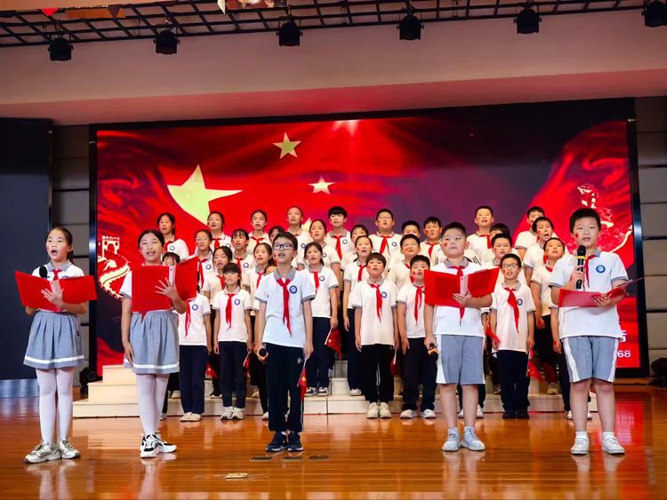 2025.9.29童声颂祖国 薪火永相传——龙潭中心小学开展“红领巾爱祖国”校园朗诵比赛_html_m46438253.jpg