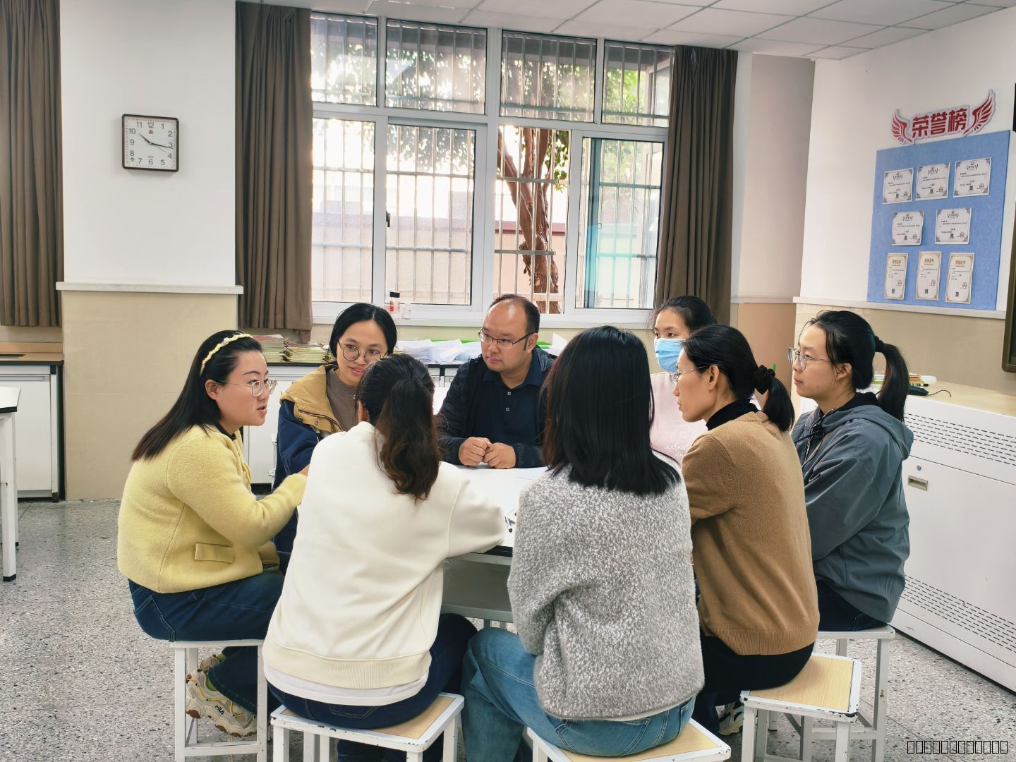 4、小组讨论照.png.jpeg 4、小组讨论照.png.jpeg