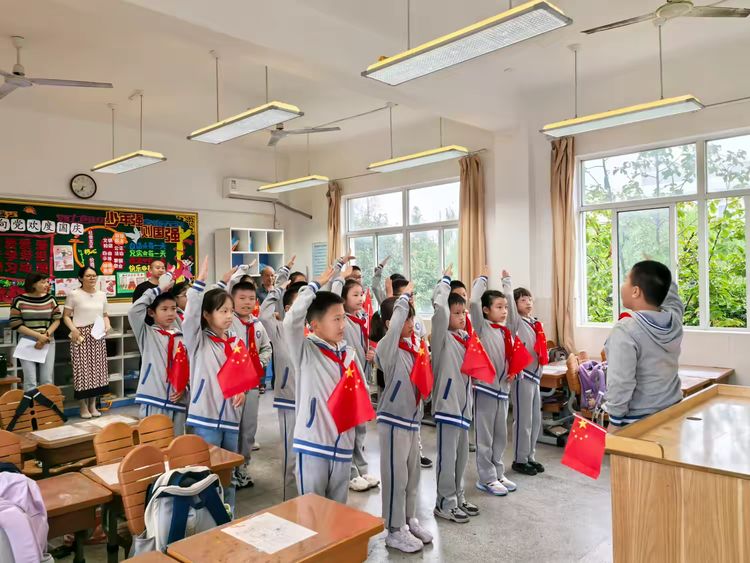 【江韵先锋·团队活动】“童心绘华章，礼赞庆国庆”——记长江小学国庆系列主题活动