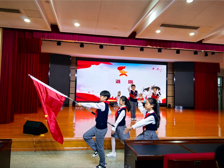 2025.10.14强国复兴有我 争当新时代好少年——龙潭中心小学开展新队员入队仪式_html_382e496f.png