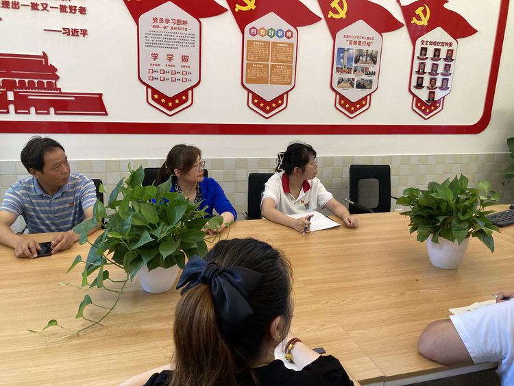 【江畔先锋】党员突击队 铸造中国“心”—龙潭中心小学江畔人家校区组织收看优秀共产党员事迹_html_m2e668679.jpg