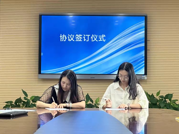 青蓝携手共成长_html_517d1048.jpg
