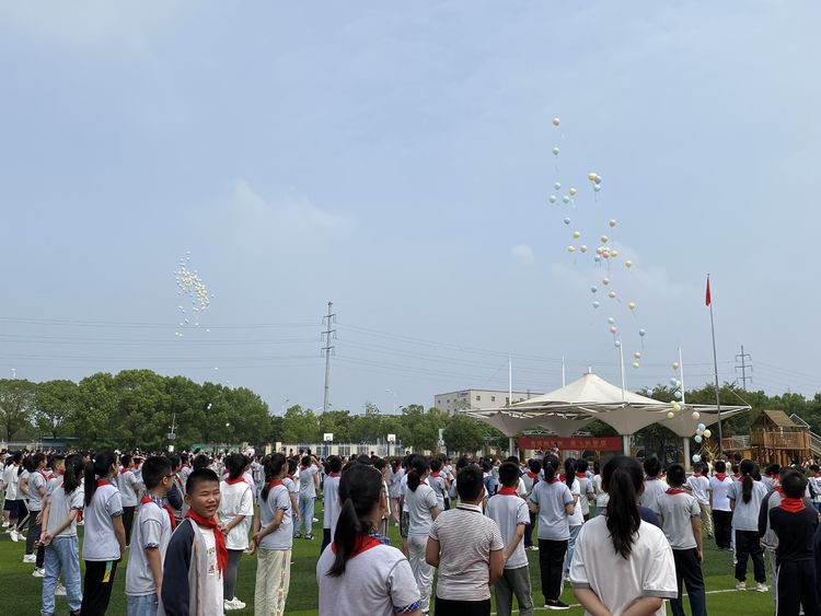 【江畔先锋·团队活动】奋进新学期 放飞新梦想——龙潭中心小学江畔人家校区2022—2023学年第一学期开学典礼_html_6e118ad4.jpg