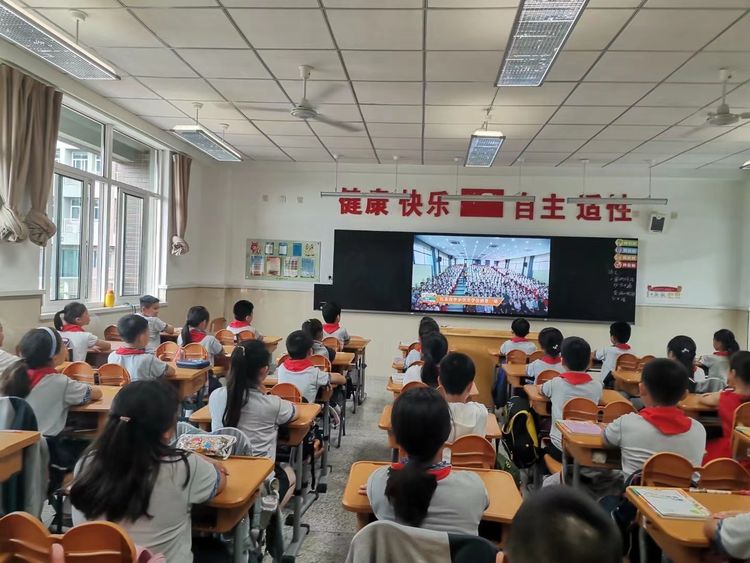 【灵美龙小】开学第一课，送法进校园——龙潭中心小学组织观看《开学法治第一课》_html_3d8fa39e.jpg