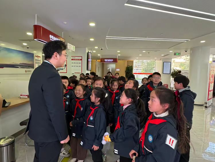 步入金融小课堂 解锁职业新体验——龙潭中心小学开展知行实践活动