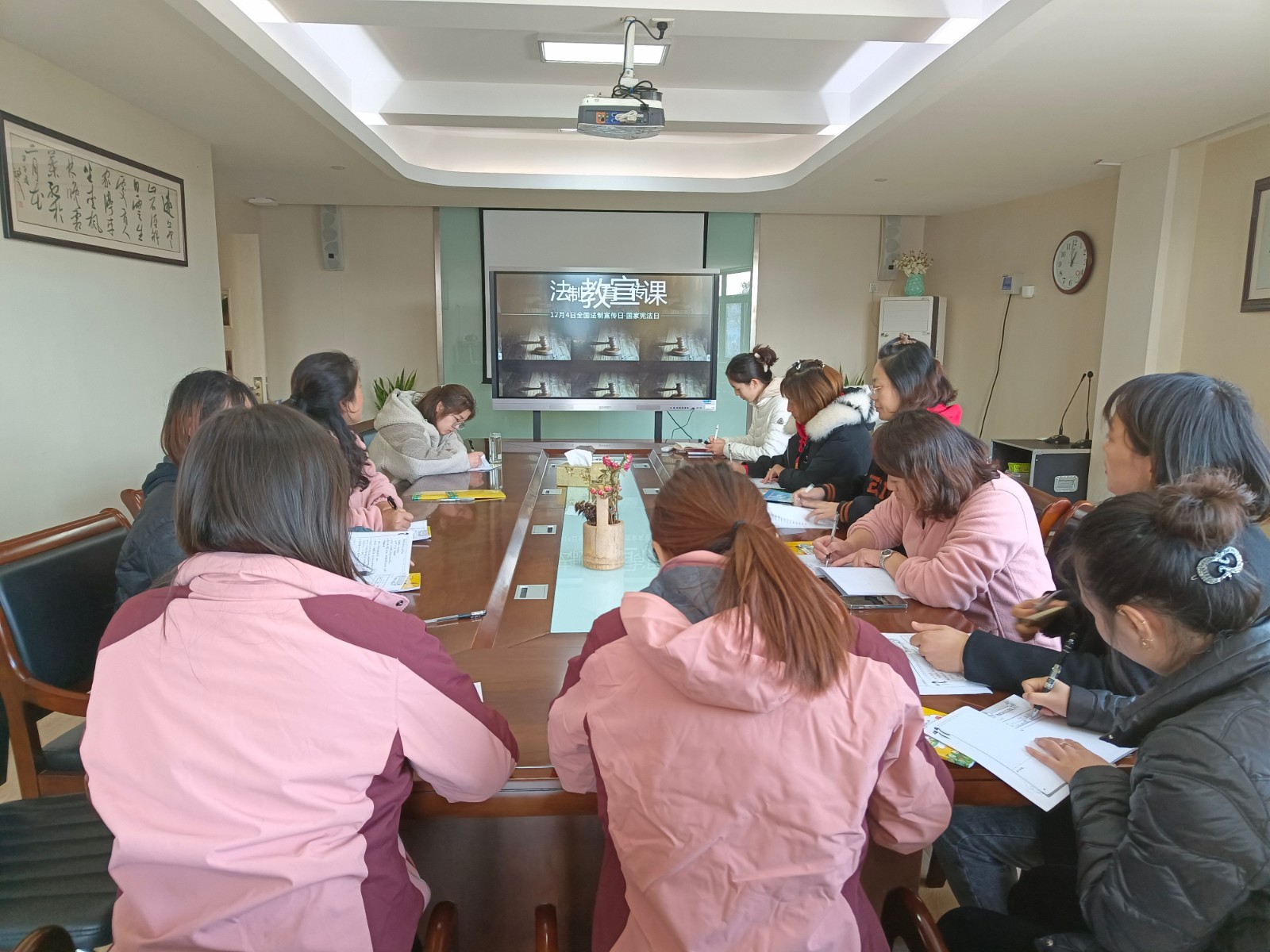 【枫香栖幼】​     加强法律学习 弘扬宪法精神  ——栖幼五福园师德学习暨法制宣传周教师学习活动