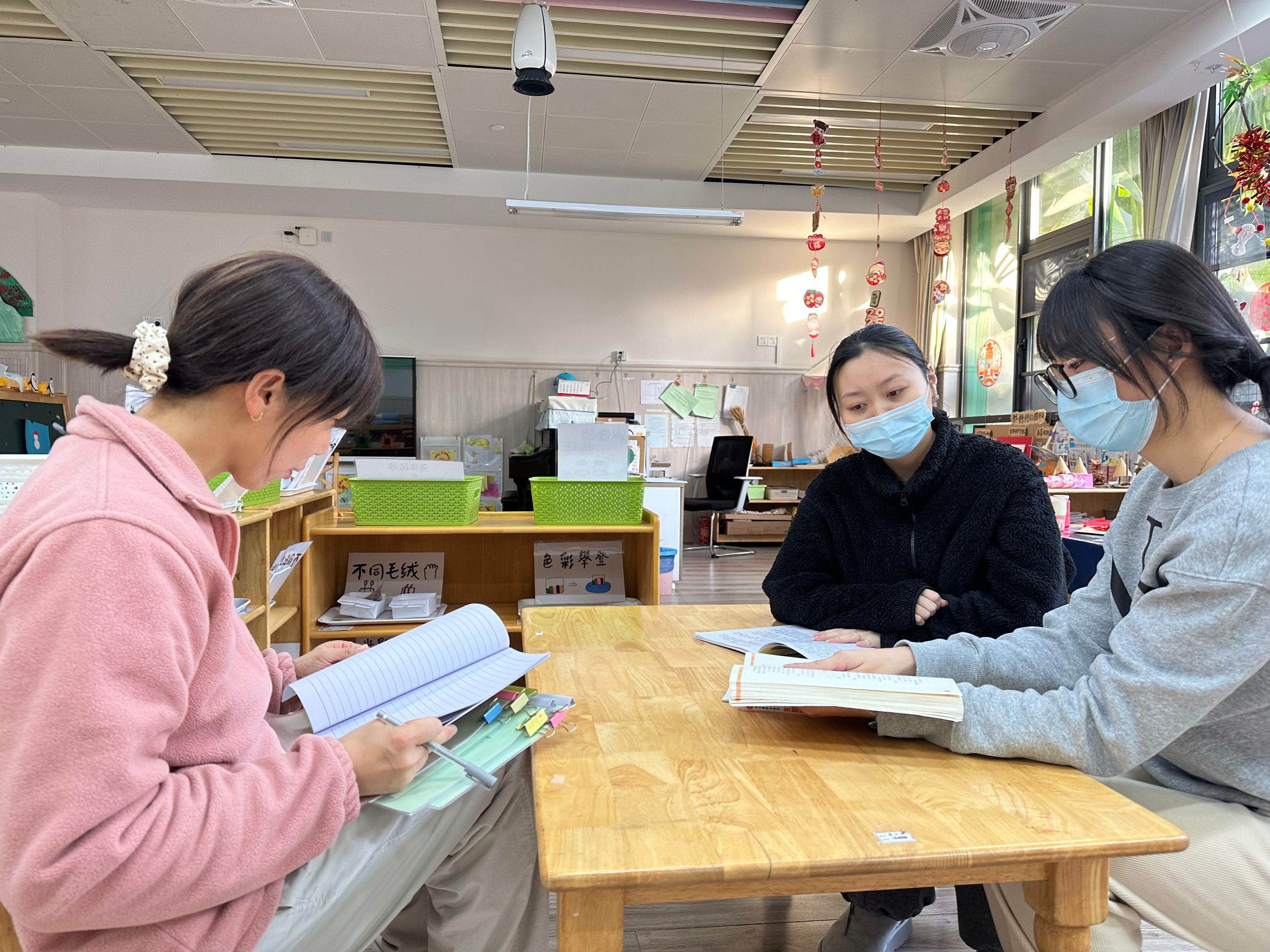 【枫香栖幼】聚焦课程审议 共助快乐入园  ——栖霞幼儿园石埠湾园小班组《高高兴兴上幼儿园》课程审议活动