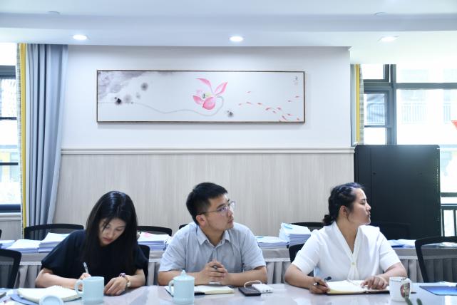 230609聚焦材料投放  玩转角色游戏——栖霞幼儿园石埠湾园角色游戏教研组活动 艾慧 (1)_html_4ab3aa77.jpg