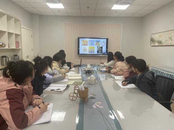 250218关注幼儿经验链接 保障课程实施质量——记栖霞幼儿园翡翠天域园“主题活动解读”线上培训活动_html_62a396a0.jpg