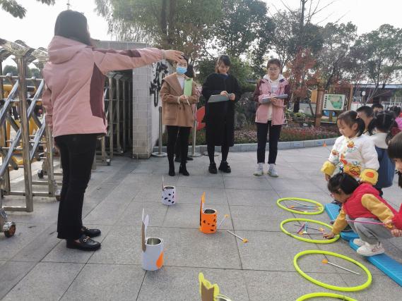 221123巧手自制 玩转晨间——栖霞幼儿园五福园自制晨锻器械评比_html_7d405c5d.jpg