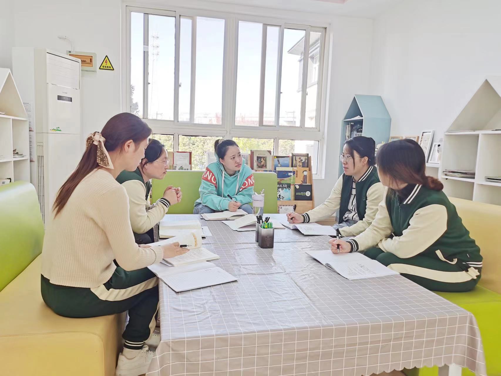 【枫香栖幼】有效审议 落实计划——栖幼红枫园课程中心组会议（五）