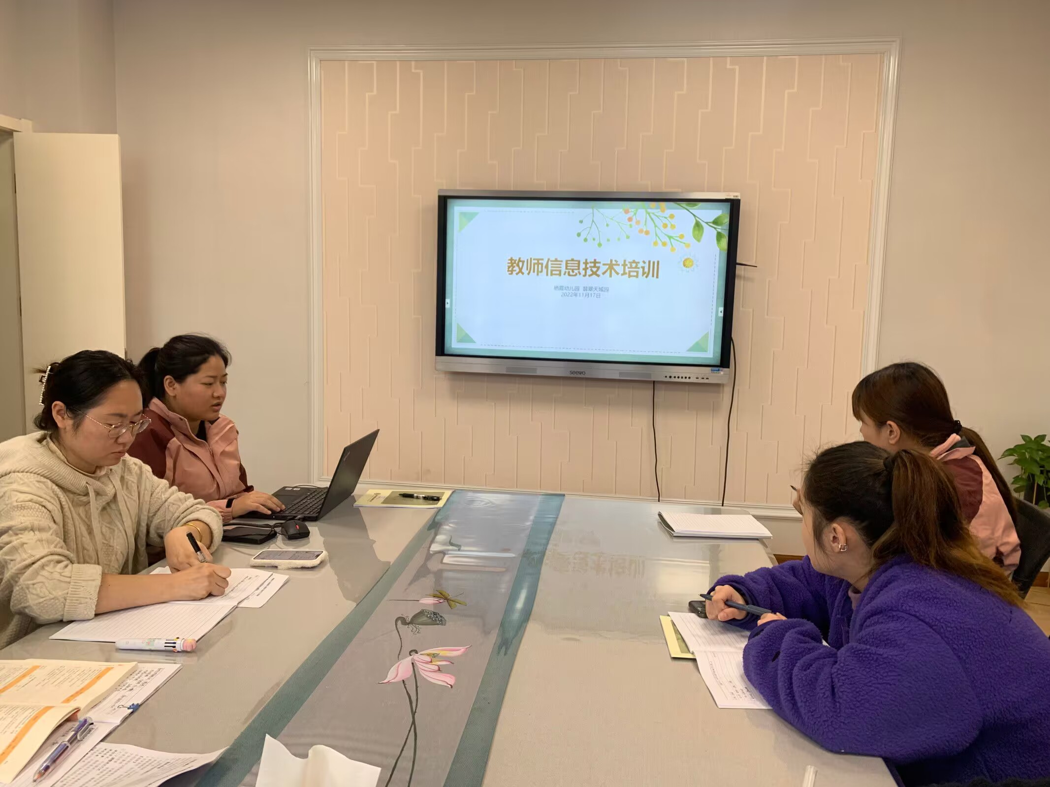 221202研讨工作坊游戏 推进课程实施 ——记栖霞幼儿园翡翠天域园工作坊游戏活动_html_1370c612.jpg