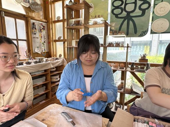 250425与“泥”邂逅 “陶”趣成长——栖霞幼儿园翡翠天域园游戏教研组活动_html_47fa8f84.jpg
