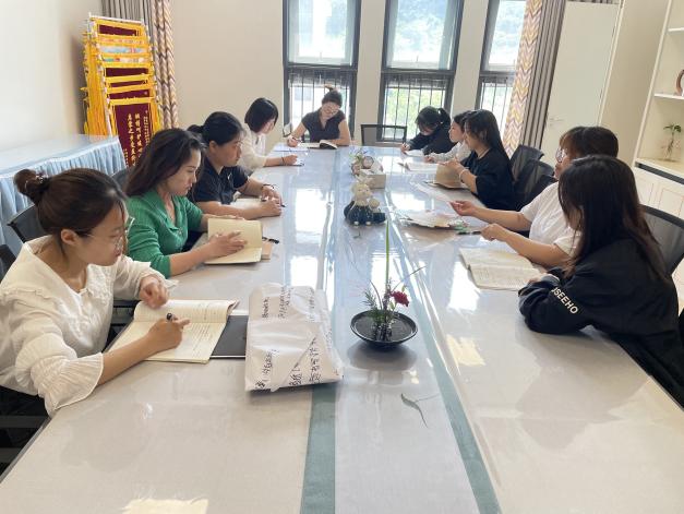 【枫香栖幼】​童心沐春光 巧手绘“树牌”  ——记栖霞幼儿园翡翠天域园科学教研组活动