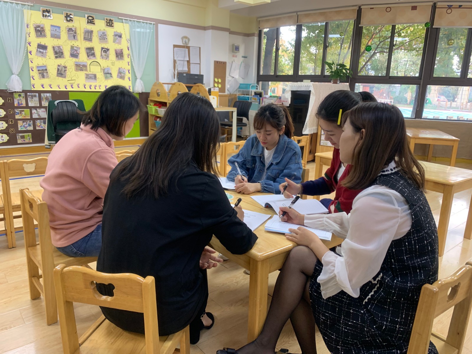 【枫香栖幼】研儿童，促发展  ——栖霞幼儿园五福园小班年级组课程审议活动